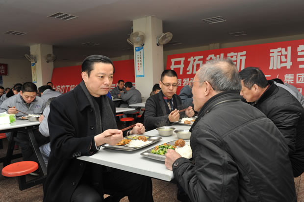 陈宾在金年会 金字招牌集团进工作午餐，与公司员工交谈
