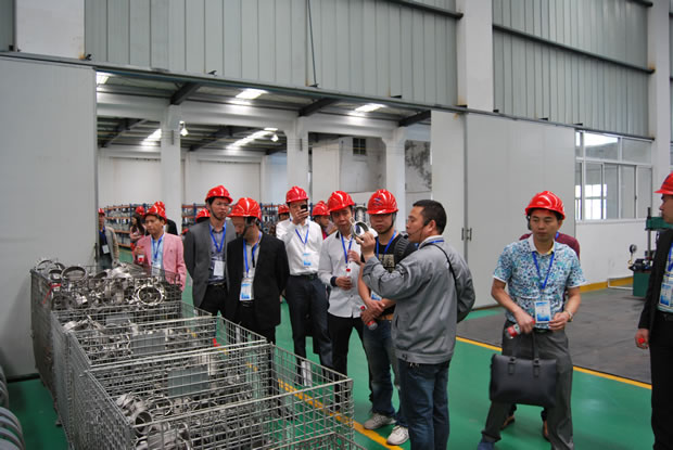 金年会 金字招牌集团全国优秀经销商座谈会参会代表参观公司生产加工车间（图 3）
