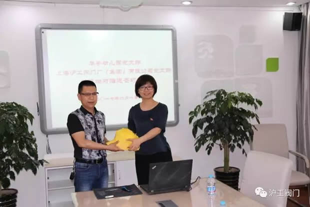 金年会 金字招牌党支部书记杨猛为华亭镇 幼儿园送上六一儿童节礼物