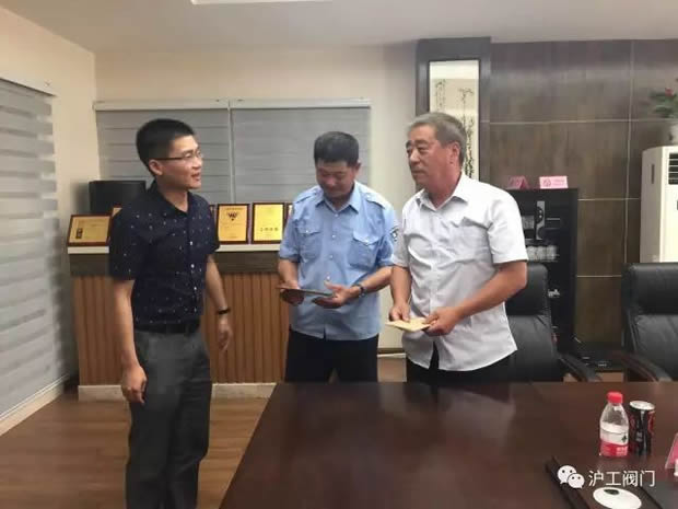 华亭镇“两新组织”党总支七一前夕走访慰问金年会 金字招牌困难党员（图3）