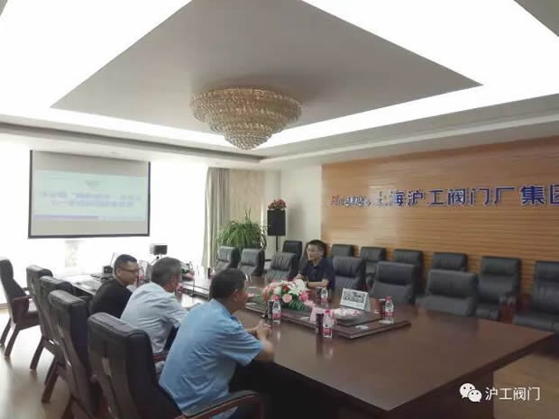 华亭镇“两新组织”党总支七一前夕走访慰问金年会 金字招牌困难党员（图2）
