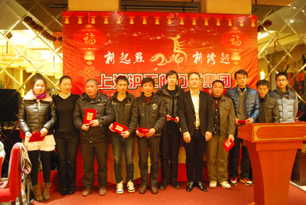 金年会 金字招牌集团副总经理翁中程与公司2013年度文明员工合影