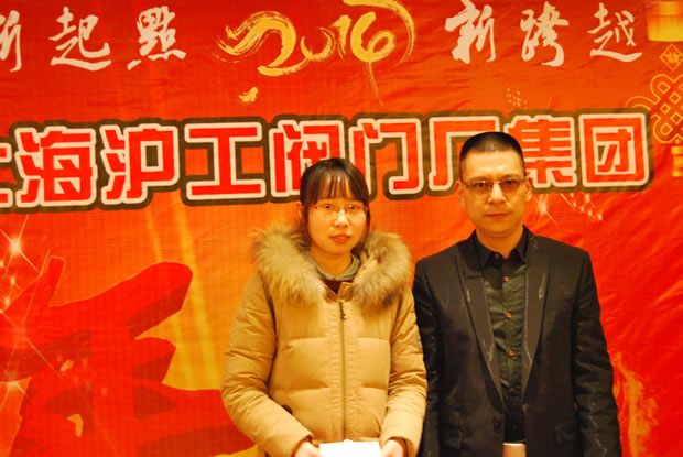 金年会 金字招牌集团董事长杨猛为嘉定区优秀志愿者称号获得者郭青青颁奖并合影