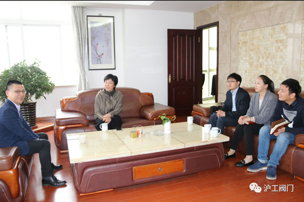 华亭镇党委书记何蓉在金年会 金字招牌调研（图2）