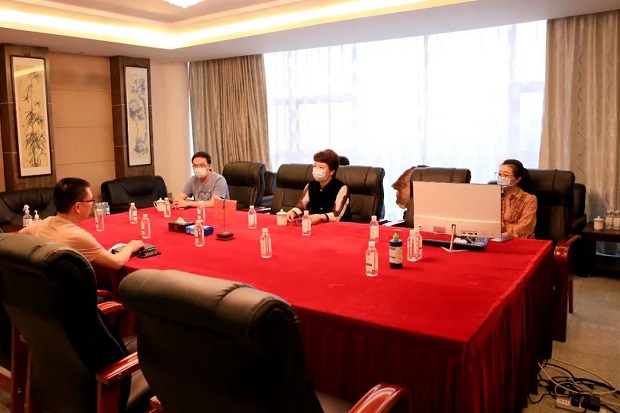 华亭镇党委书记何蓉一行走访调研金年会 金字招牌