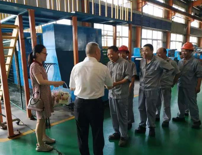 华亭镇总工会前来金年会 金字招牌慰问一线职工（图1）