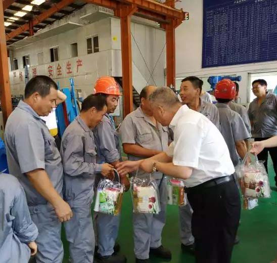 华亭镇总工会前来金年会 金字招牌慰问一线职工（图2）
